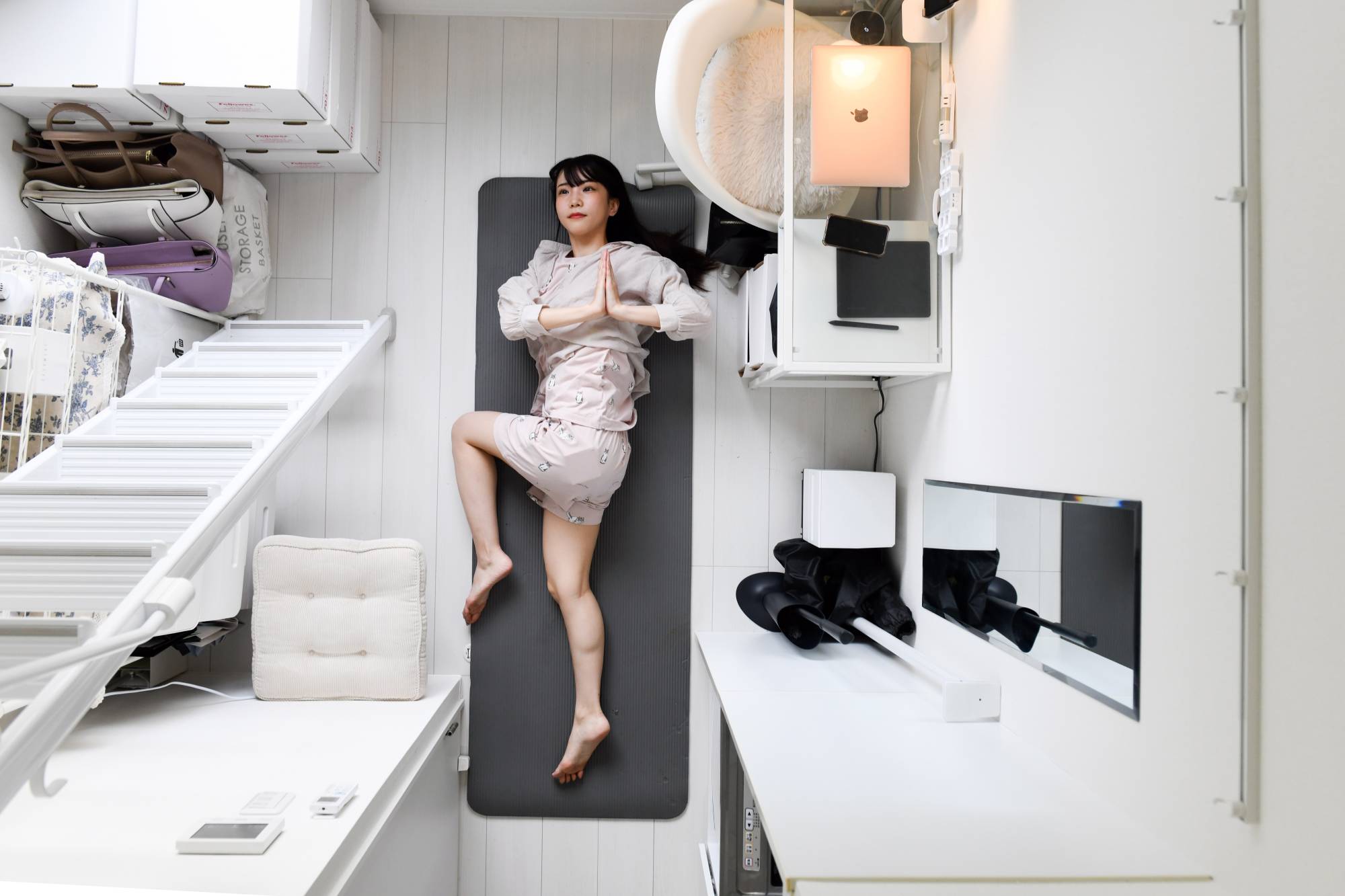 A Tiny Room Is Impossible To Share Cohabitas   Tiny Tokyo Apartments For One 