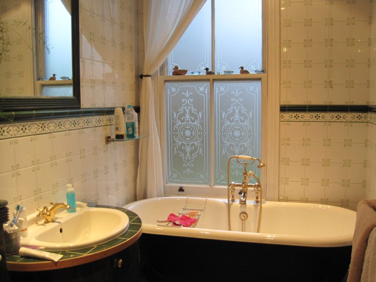 bathroom 768x576