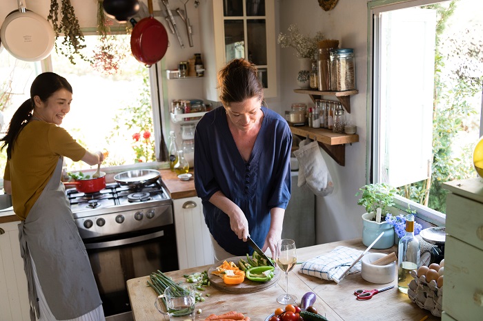 Women,preparing,dinner,in,the,kitchen