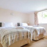 two soingle bes in tidy well decorated room for rent