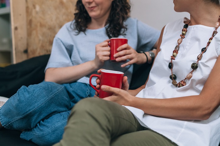 Two,women,friends,talking,to,each,other,on,a,couch