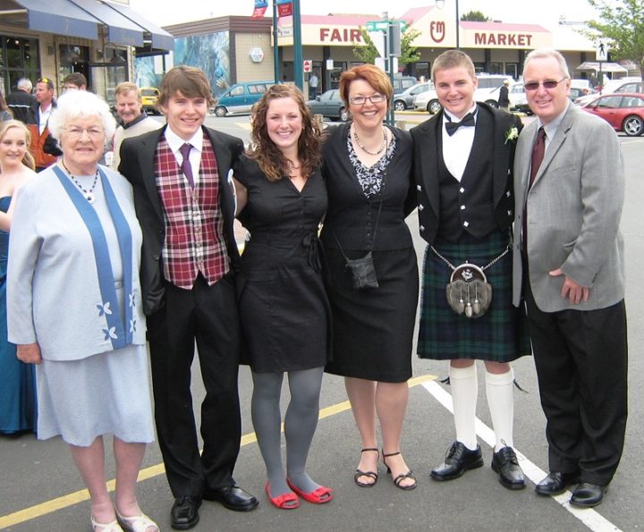 Graduation photo of Linda, her parents and children.