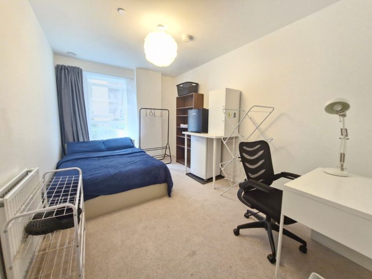 Room entrance left 768x576