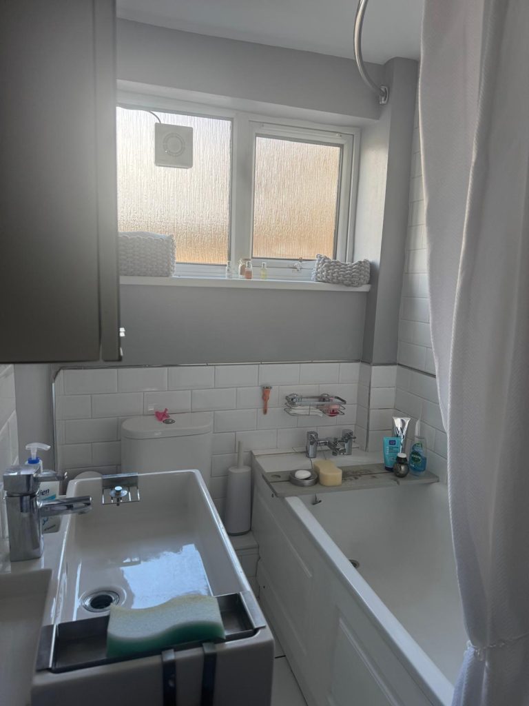 28e58a17 6e4a 41da a570 065a09f053f2 768x1024